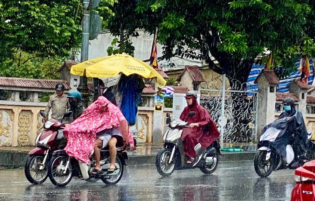 TP.HCM don dot mua dong dien rong trong tuan moi hinh anh