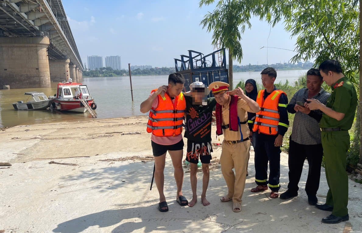 Canh sat cuu nam thanh nien nghi tu tu o cau Thang Long hinh anh