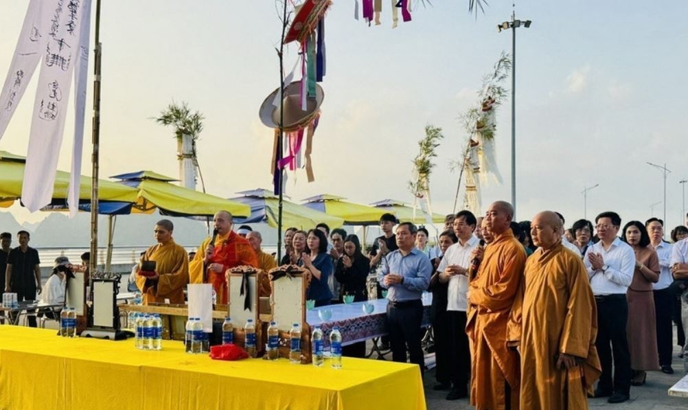 Dai le cau sieu cho cac nan nhan vu lat tau tren vinh Ha Long hinh anh