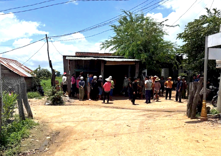 Me tu vong, hai con nguy kich khi lao xe may vao quan tap hoa hinh anh