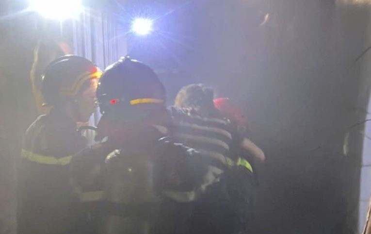 Cuu hai chi em ket trong nha chay ngun ngut o TP.HCM hinh anh