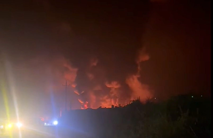 Nha may thuy tinh o Lao Cai chay lon trong dem hinh anh