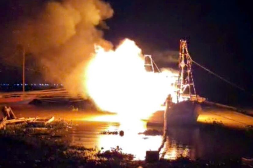 Dieu tra viec tau ca o Thanh Hoa bat ngo boc chay luc rang sang hinh anh