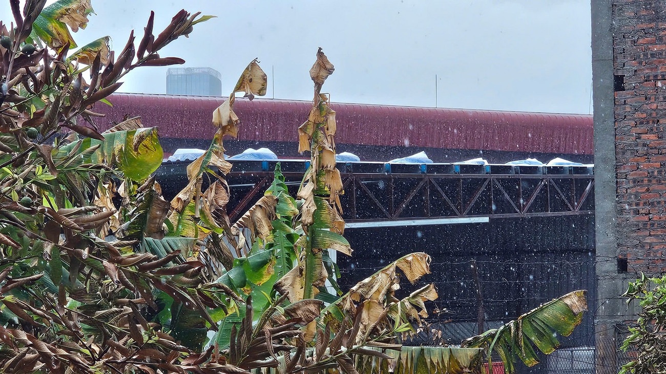 Ro ri hoa chat tu nha may bot giat o Hai Phong, nguoi dan nhap vien hinh anh