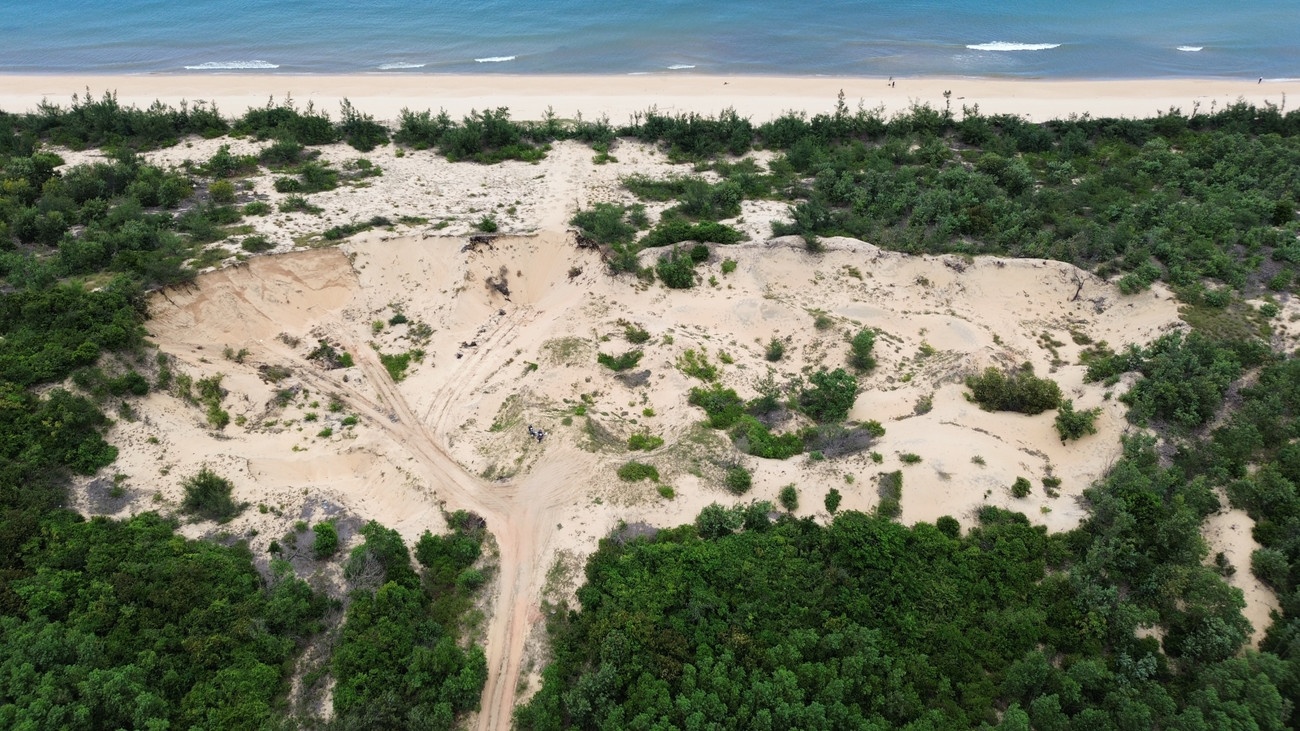 Doi cat canh quan, phong ho ven vinh Lang Co bi ‘xe thit’ hinh anh