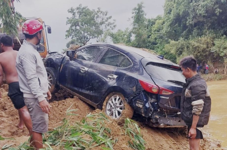 Tim thay oto cho 4 thanh nien bi nuoc cuon troi sau khi vuot rao hinh anh