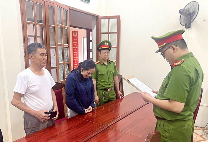 Khoi to nguyen can bo tram y te ve toi lua dao chiem doat tai san hinh anh