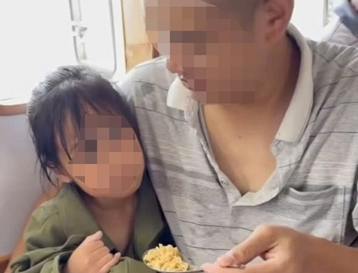 Cuu song hai bo con bi song danh troi dat tren bien 13 tieng hinh anh