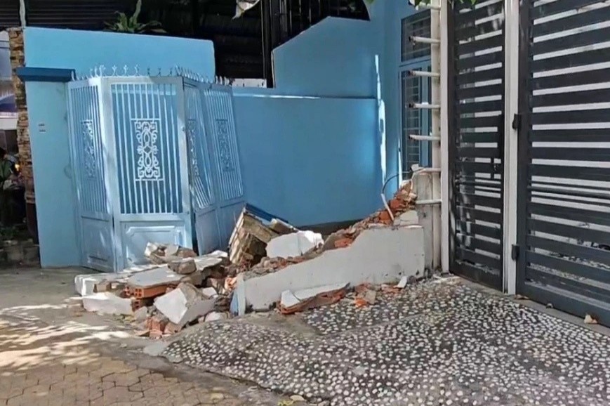 Tai xe taxi dam do tuong rao, cam dao tranh cai voi nguoi dan hinh anh