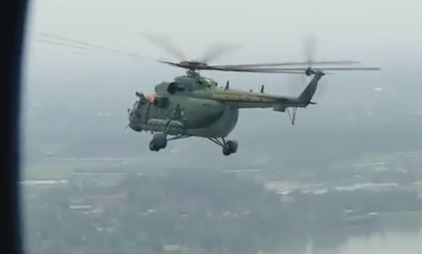 Doi hinh bay truc thang keo co To Quoc tren bau troi Ha Noi hinh anh