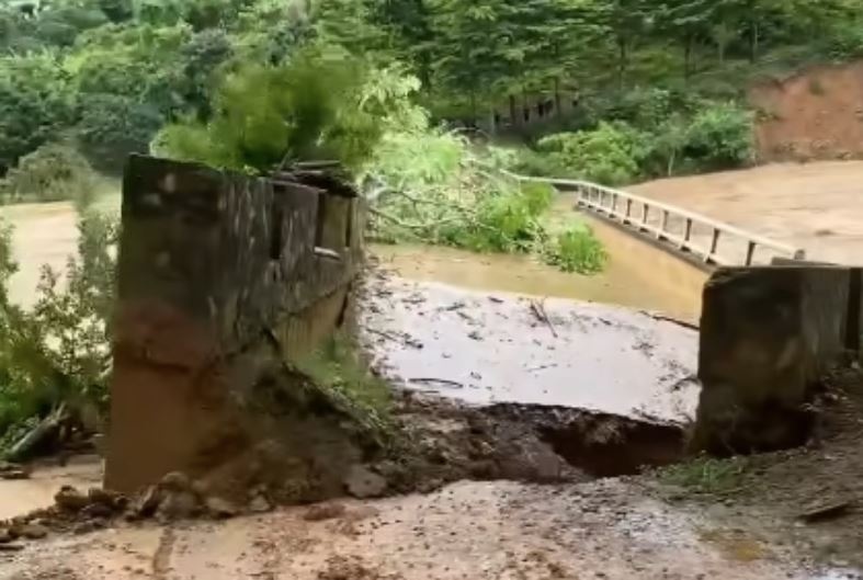 Lu cuon cuon cuon troi cau dan vao nha may thuy dien o Son La hinh anh