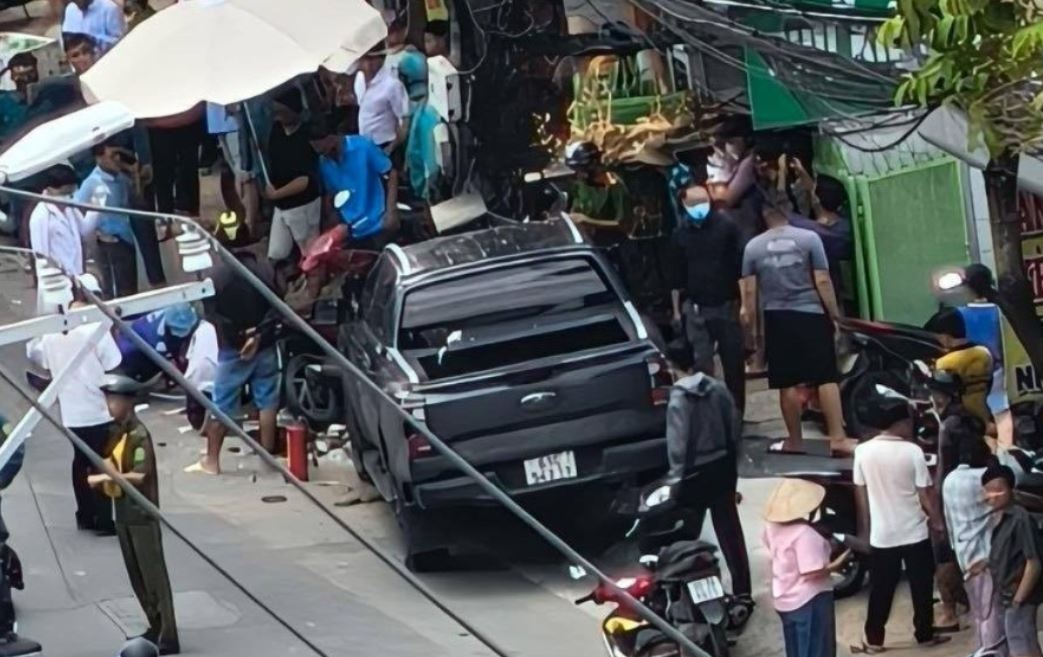 Oto lao vao nguoi di duong, tai xe bat tinh ben trong xe o Thu Duc hinh anh