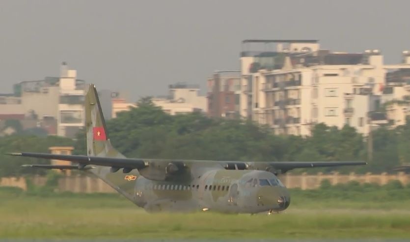Can canh dan may bay Casa luyen tap tren bau troi Ha Noi hinh anh