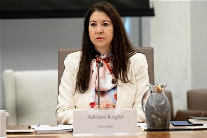 Thong doc Fed tu chuc giua suc ep ha lai suat hinh anh