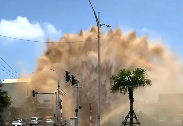 Cot nuoc phun cao hang chuc met tai Bac Ninh hinh anh