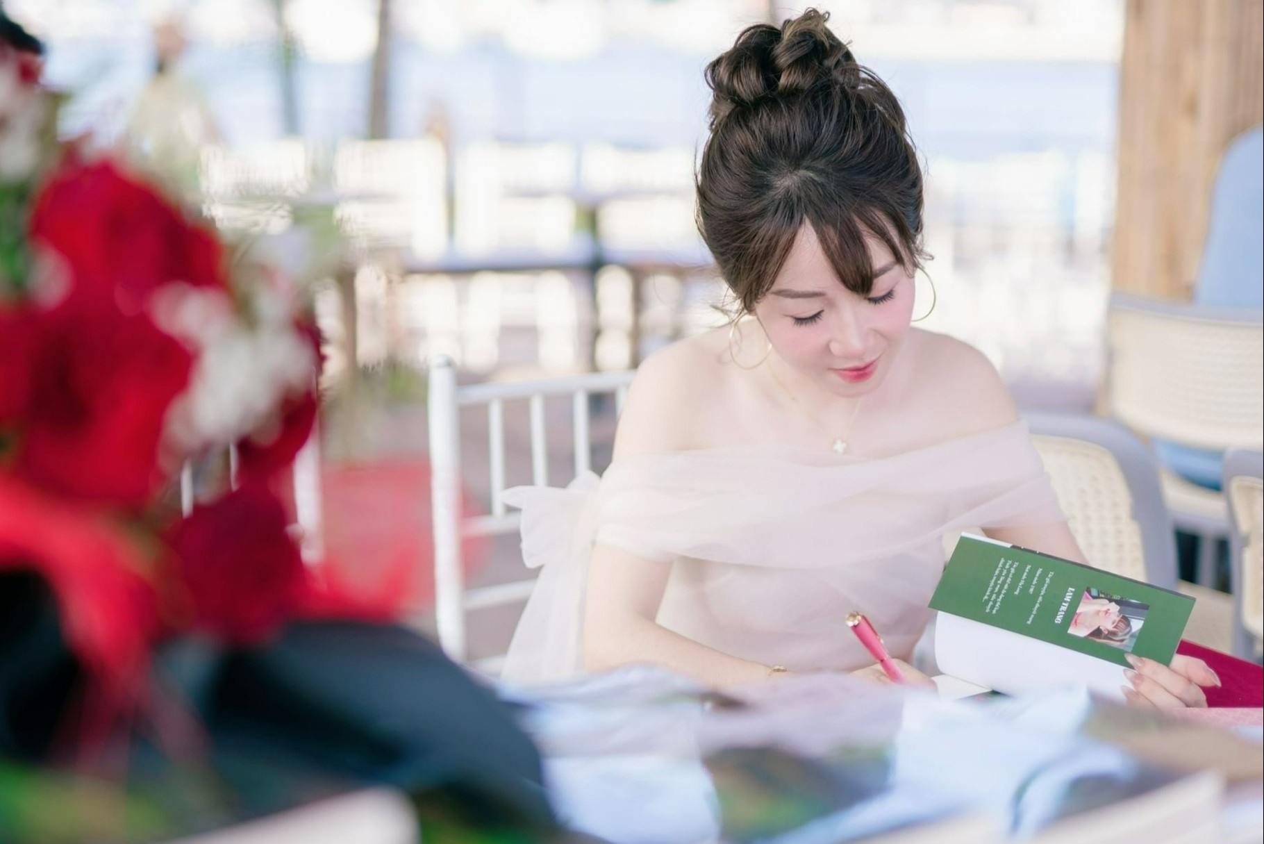 Ma tuy, buon lau, the gioi ngam trong mat nu tac gia tre hinh anh