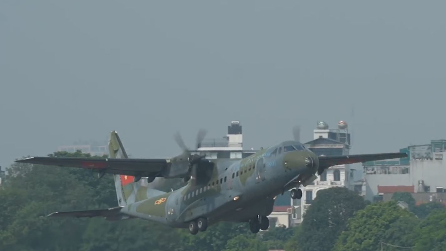 Nhung canh bay Casa thao luyen dieu binh tren bau troi Ha Noi hinh anh