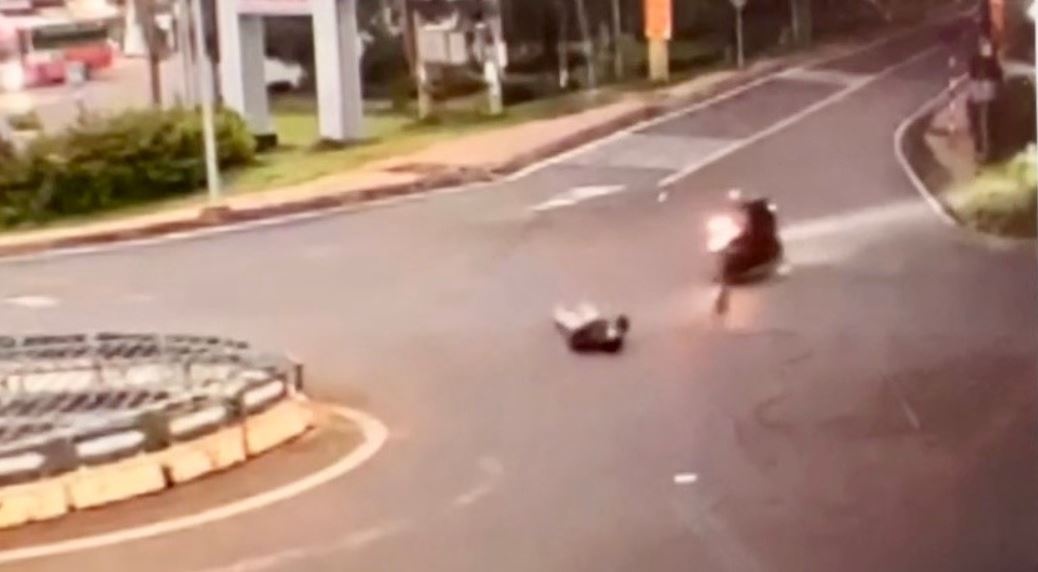 Xe tai keo dut day cap, nguoi di xe may bi quat vang giua duong hinh anh