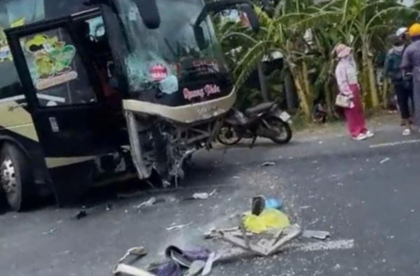 Va cham xe khach, hai nguoi di xe may tu vong hinh anh