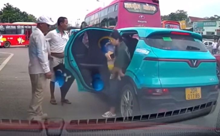 Nhom nguoi khong cho taxi don khach, duoi phu nu be con nho khoi xe hinh anh