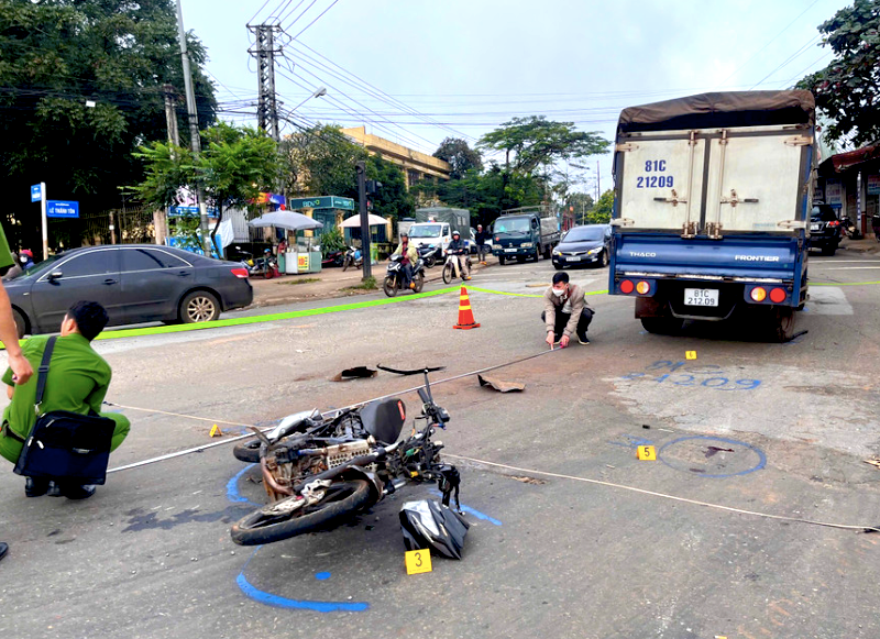 Va cham oto tai, nam thanh nien chua co bang lai xe may tu vong hinh anh