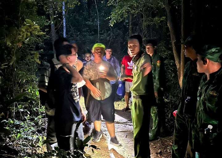 6 nguoi lac Minh Dam anh 1