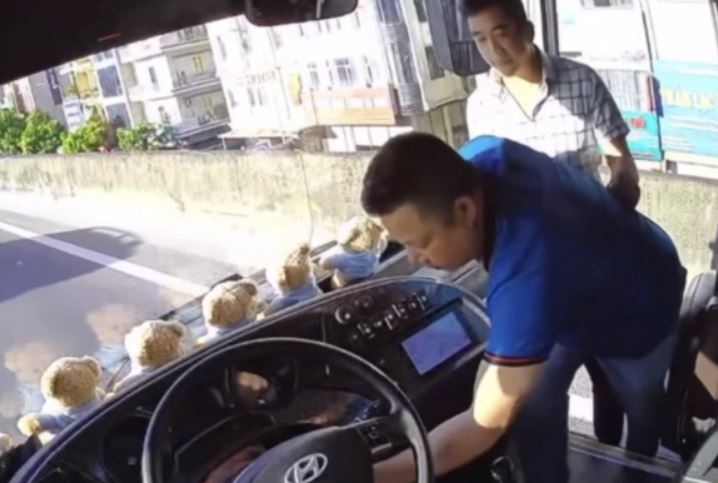 Can canh nguoi dan ong rut chia khoa xe khach tren duong Vanh dai 3 hinh anh