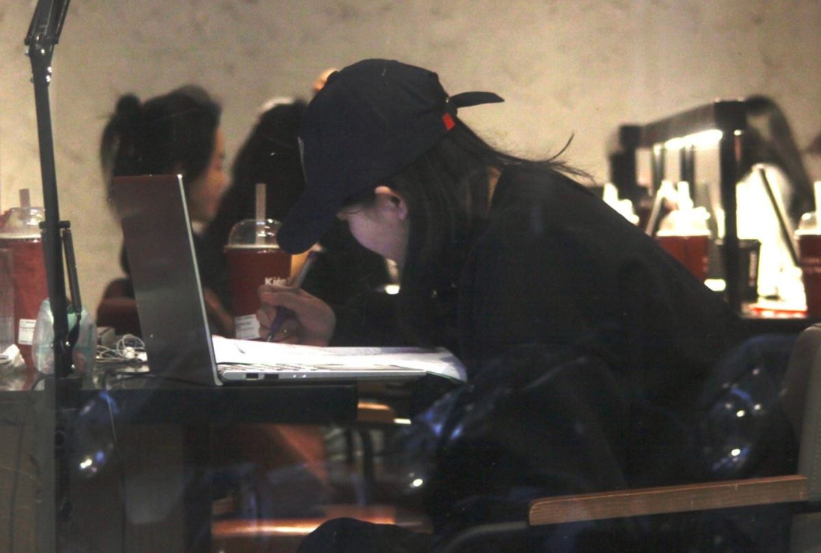 Nguoi tre hop nhom, tan gau tren mang moi ngay nhung van co don hinh anh