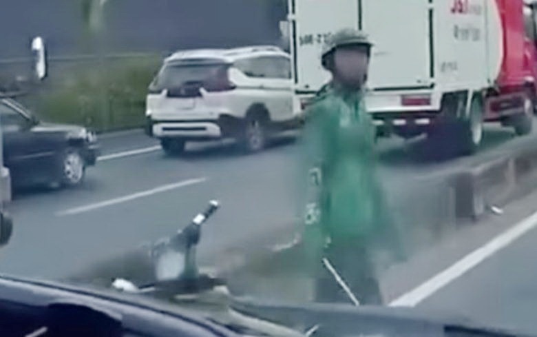 Loi khai cua nam thanh nien dung xe may chan xe tai o TP.HCM hinh anh