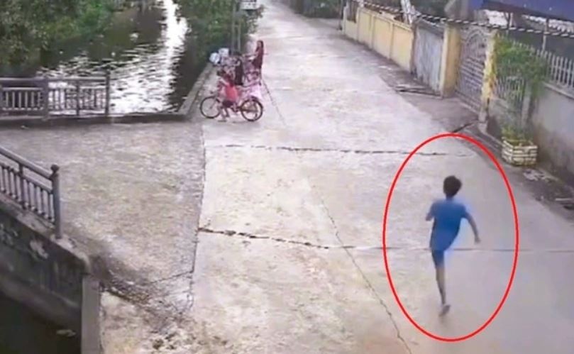 Nam sinh lop 6 lao xuong kenh cuu chau be 5 tuoi hinh anh