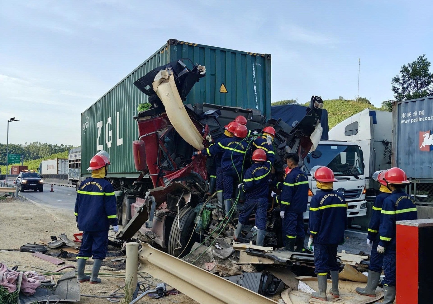 Thi the tai xe container anh 1