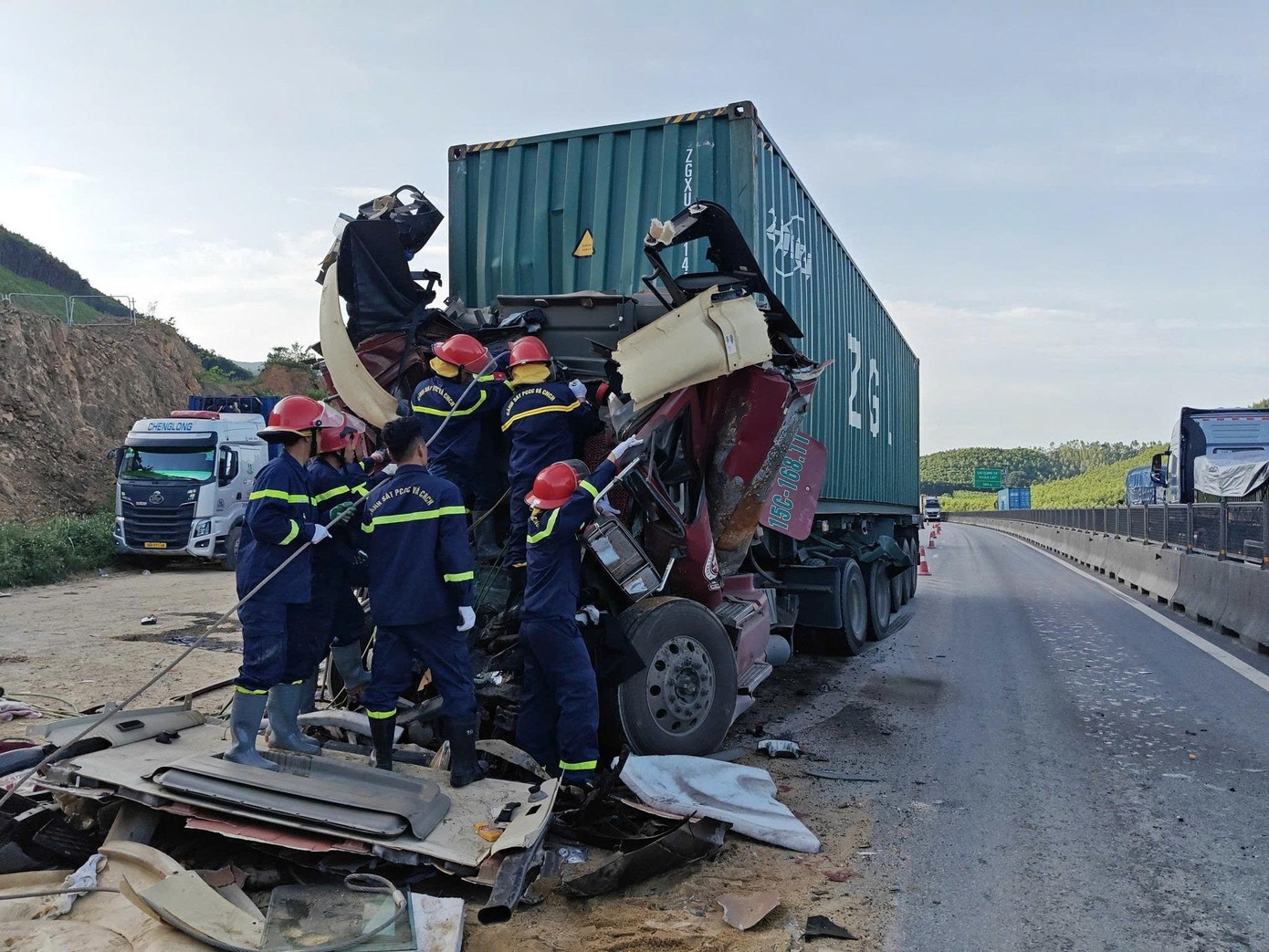 Thi the tai xe container anh 2