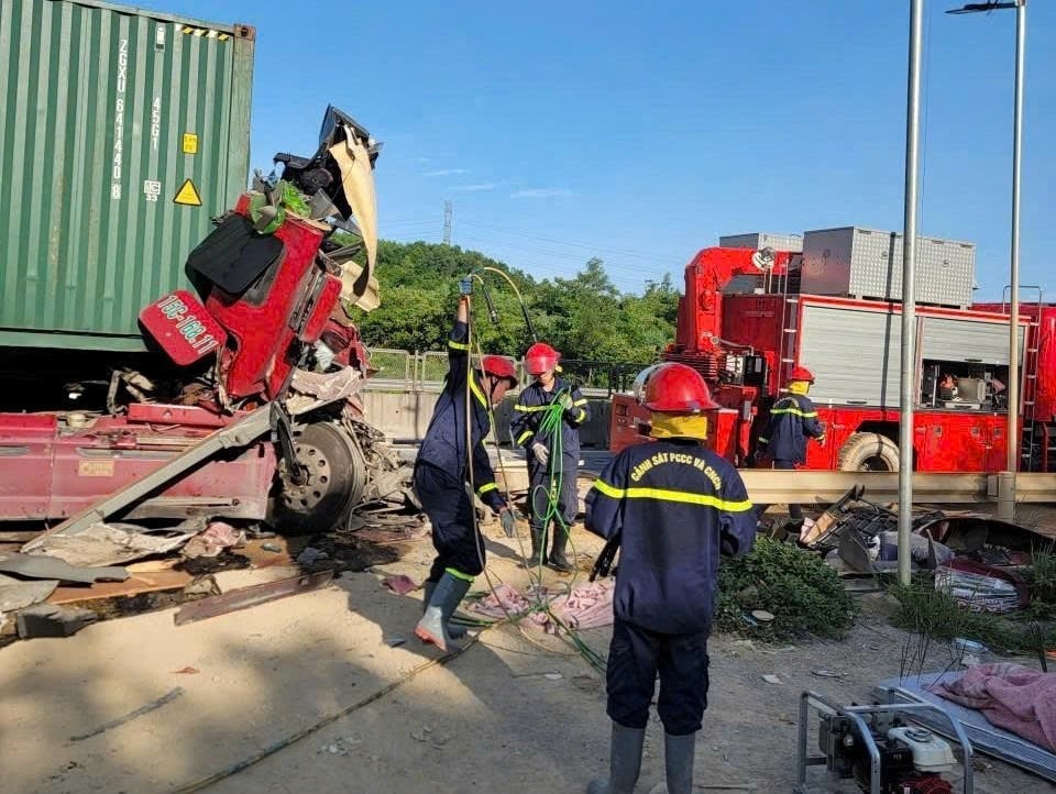 Thi the tai xe container anh 3