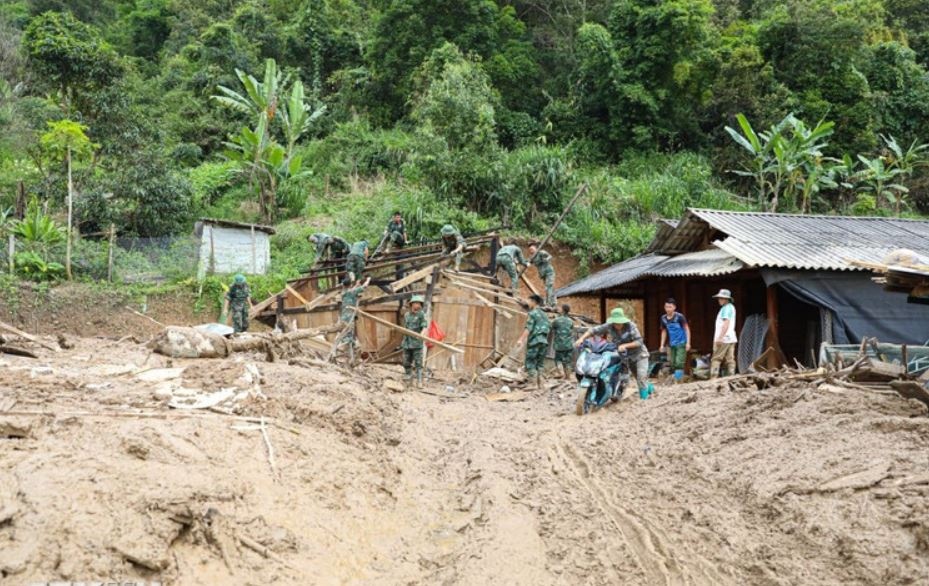 Di doi an toan mot qua bom tai vung lu Dien Bien hinh anh