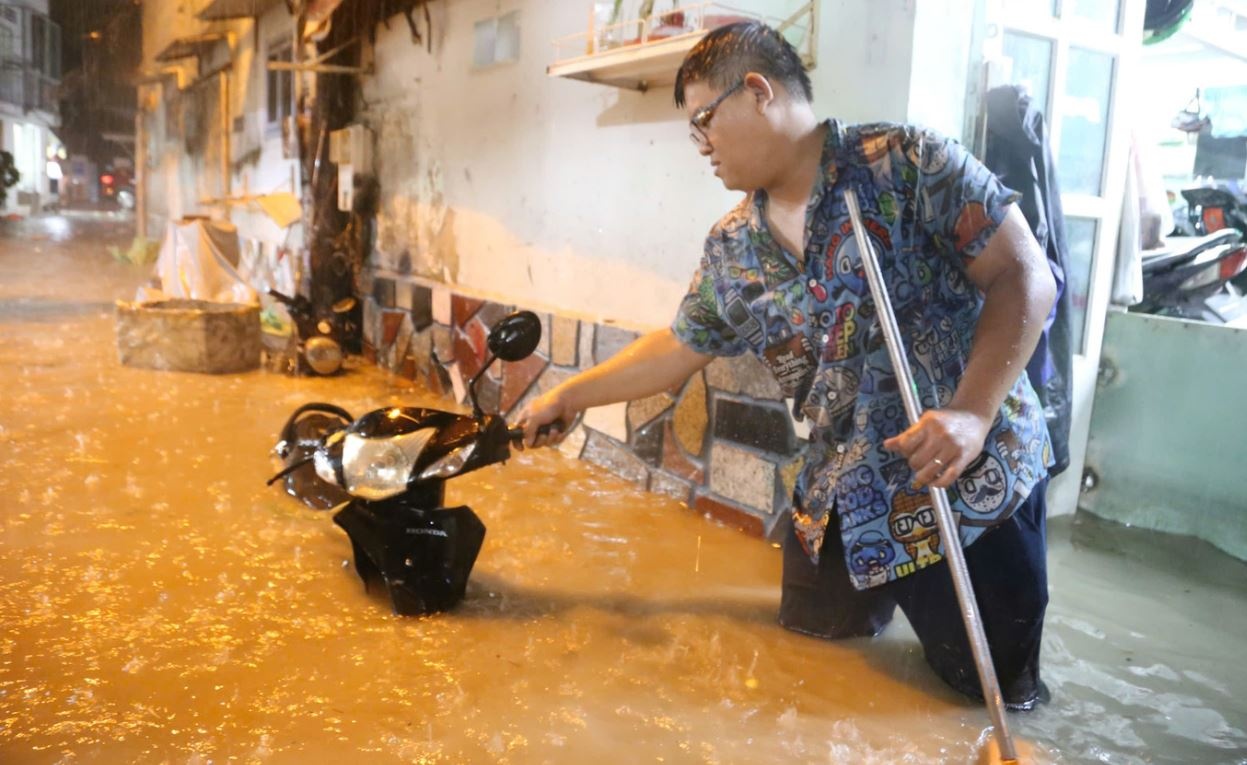 Mua lon bat ngo o TP.HCM, ngap lut nhieu tuyen duong hinh anh