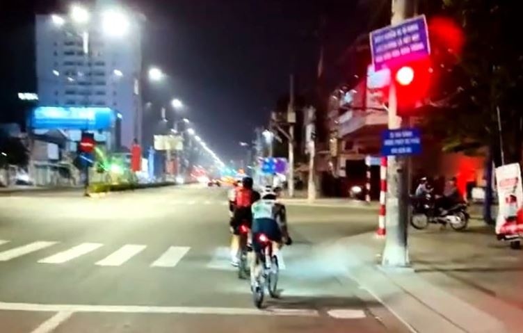 Doan nguoi di xe dap vuot den do tren duong huyet mach TP.HCM hinh anh