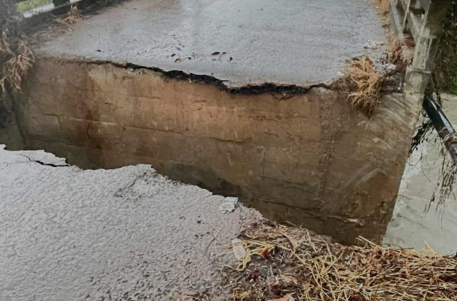 Sat lo, sap cau lam mot tuyen duong o Dong Nai bi chia cat hinh anh