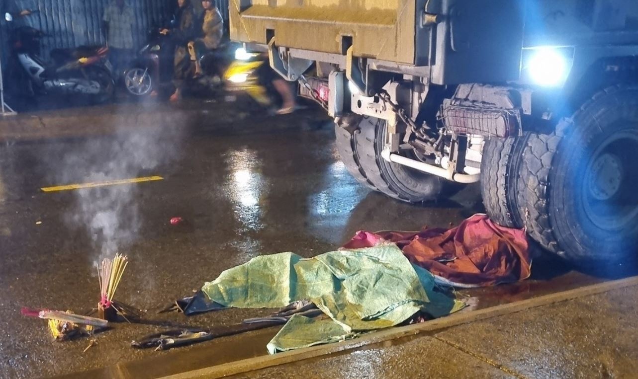 Nam sinh vien tu vong, bi xe ben keo le hon mot km o TP.HCM hinh anh