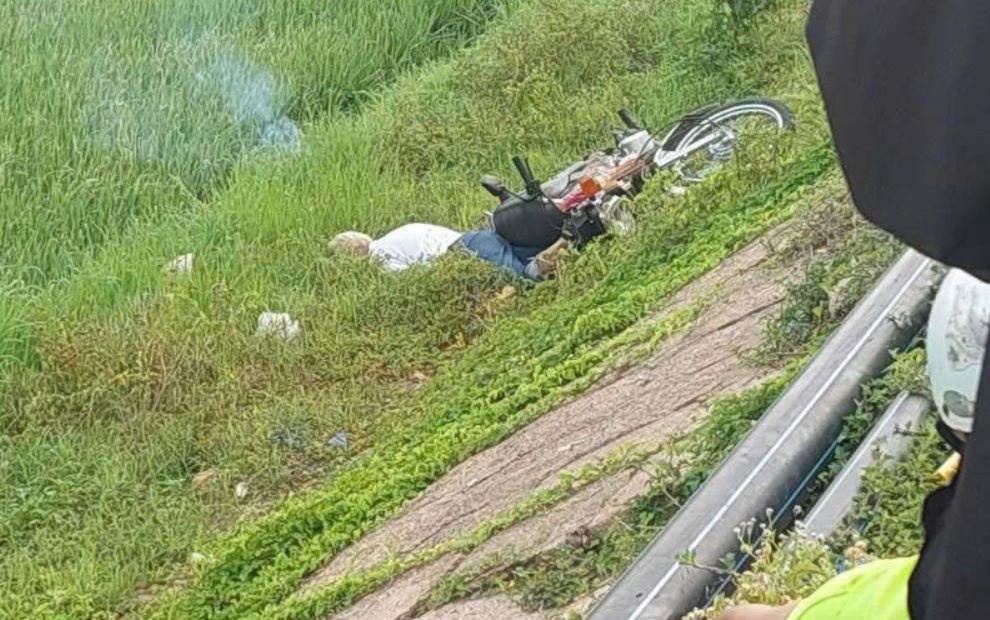 Phat hien thi the nguoi dan ong canh xe may ben bo ruong hinh anh