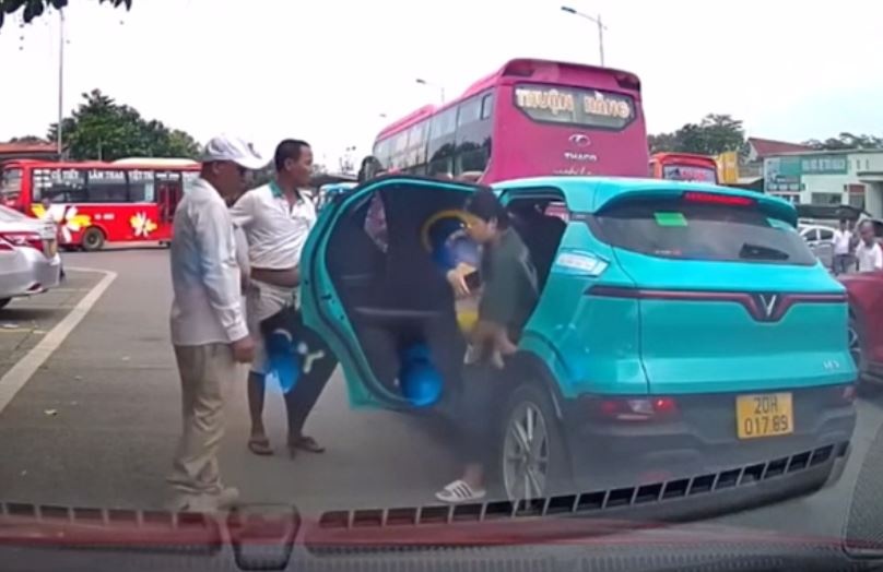 Tin moi vu hang taxi ‘doc chiem’ ben, duoi phu nu be con khoi xe hinh anh