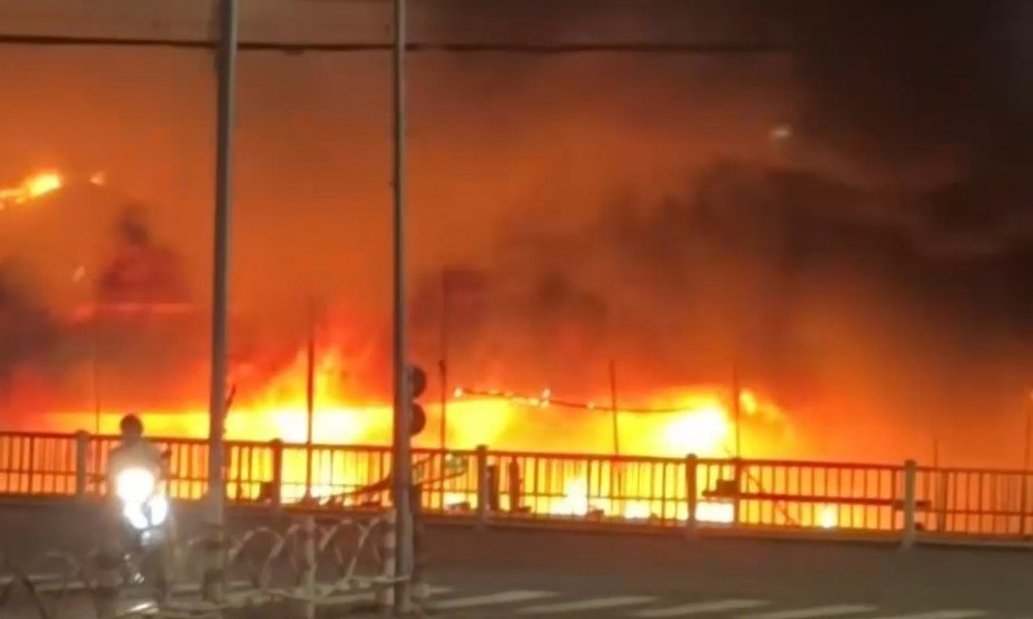 Lua bao trum cho thuc pham o Dong Thap giua dem hinh anh