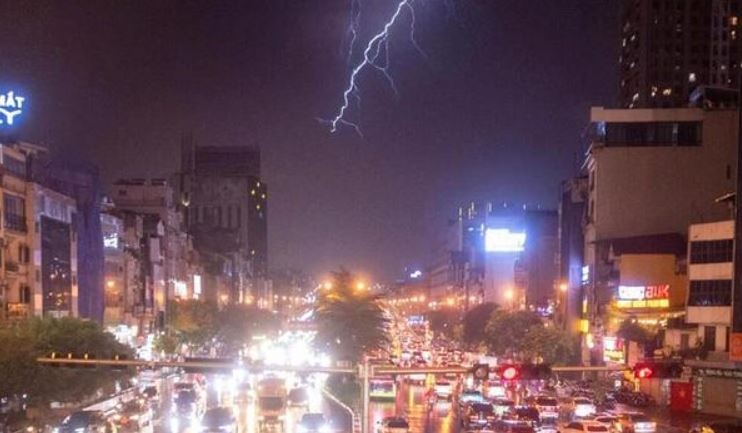 Chieu nay mien Bac don mua dong, ket thuc dot nang nong ky luc 40°C hinh anh