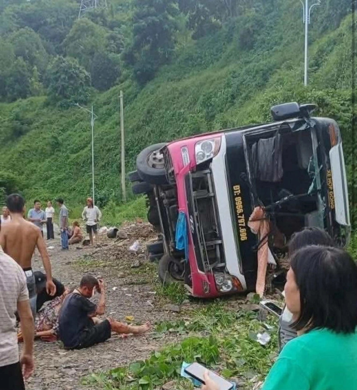 Lat xe khach o doc Cun (Phu Tho), 1 nguoi tu vong hinh anh