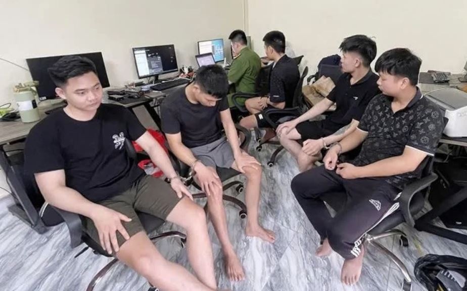 Mua ban hon 300.000 tai khoan ca nhan de lua dao hinh anh