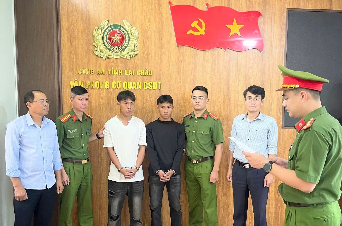 Khoi to 2 ke ru 2 be gai di an oc, uong ruou roi dua vao nha nghi hinh anh