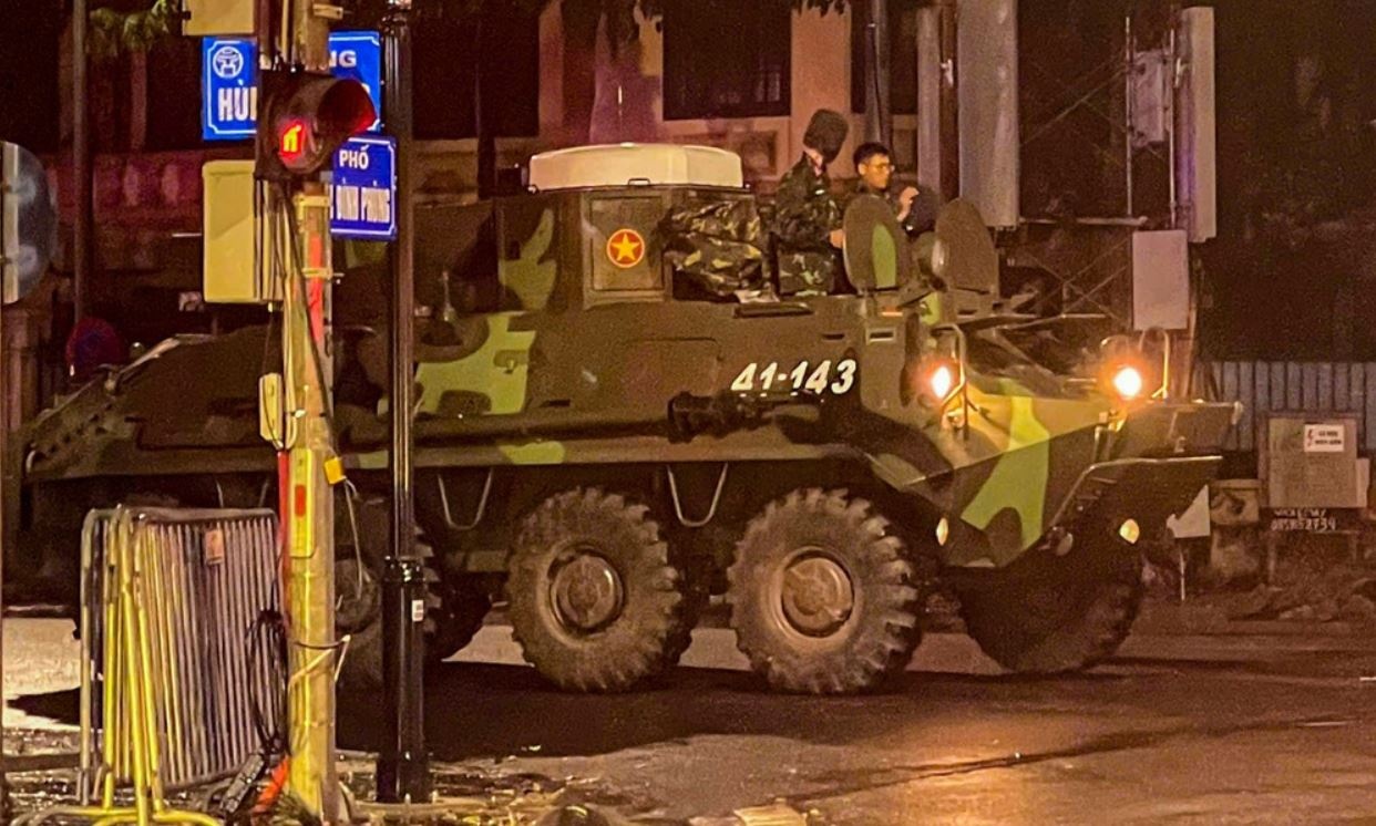 Xe phao quan su thuc hanh co dong dem ve Quang truong Ba Dinh hinh anh