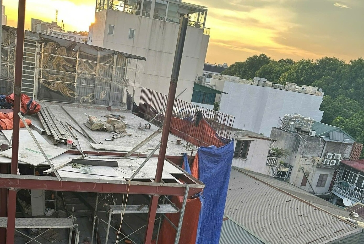 Cong trinh chong tang trai phep sat ho Guom bi phat hinh anh