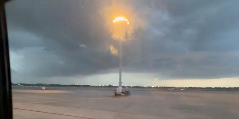 Clip may den bao phu bau troi khu vuc duong bang Tan San Nhat hinh anh