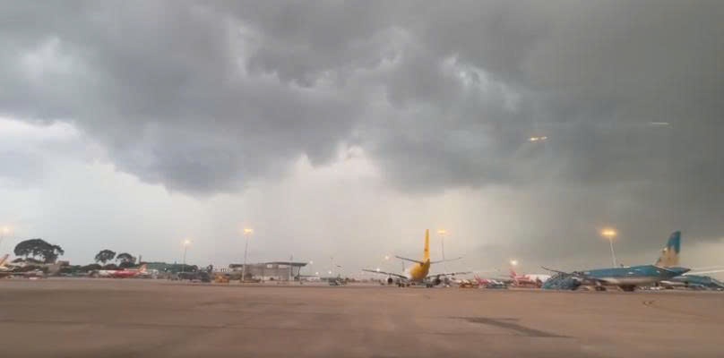 Clip dam may den bao phu san bay Tan Son Nhat hinh anh