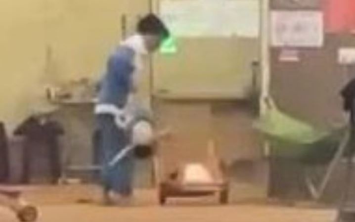 Vi sao me be 16 thang tuoi bi bao hanh viet don bai nai cho chi dau? hinh anh